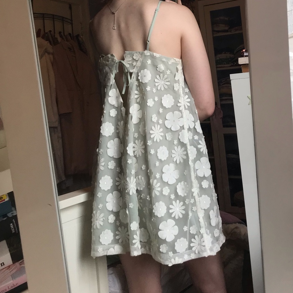 Mint green floral mini dress 👗🌱🕊